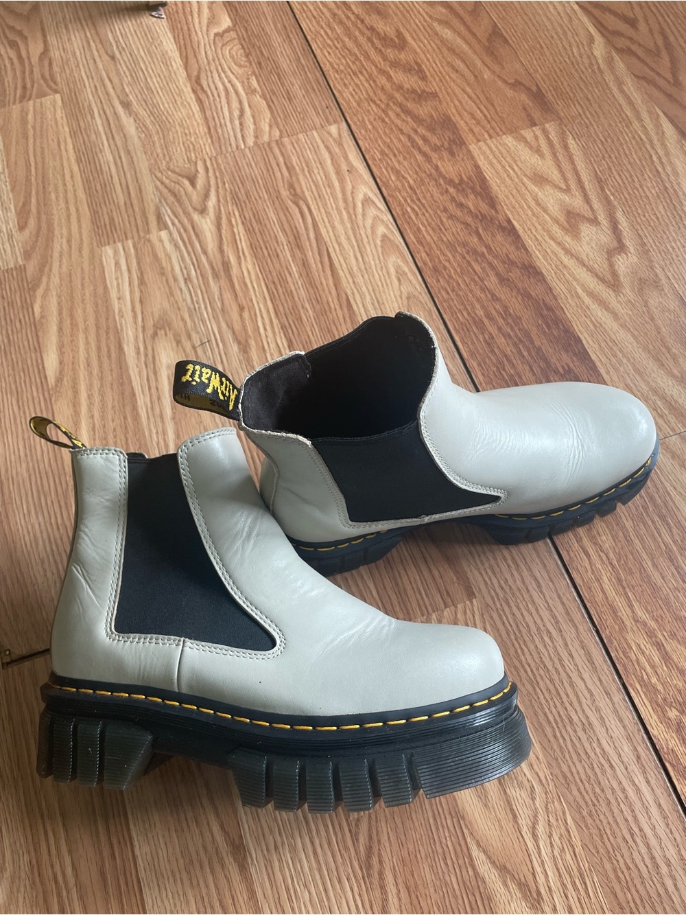 Dr. Martens Audrick Chelsea
Platform Womens Size 10 US White
Cream Boots
